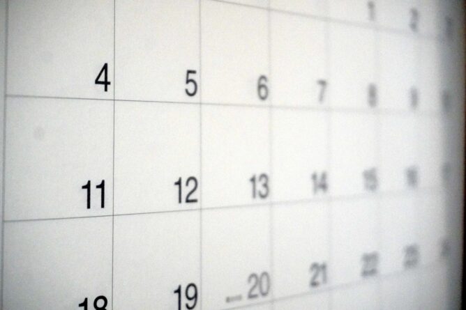 28928904_m | M Virtual(エムバーチャル) - Vライバーマネジメント事務所 Close-up of a calendar page showing mid-month dates (4–7 on the top row and 11–14 on the next row).